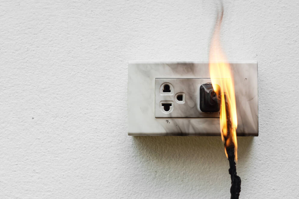 電源コードやコンセントからの火災に要注意。ホコリが発火を引き起こす？原因と対策を解説 | moshimo ストック